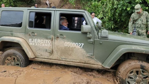 Afectaciones del Huracán Otis obligan a AMLO a caminar hacia Chilpancingo