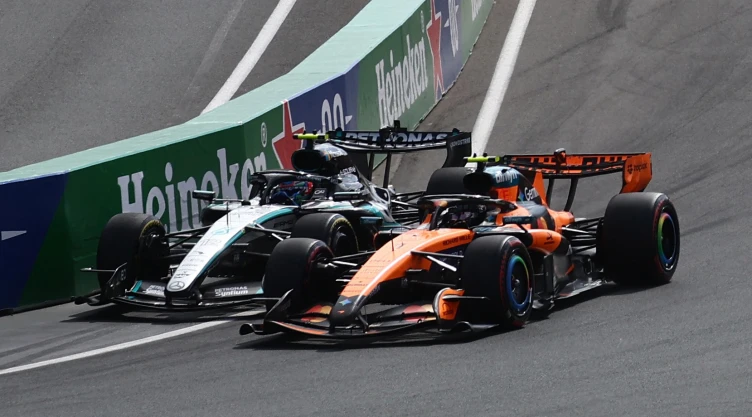 Duelo entre Mercedes y McLaren durante el GP de Países Bajos de Fórmula 1.
