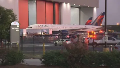 Explotó neumático de Boeing 757