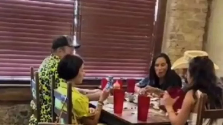 Mesero critica propina de 20 dólares que dejó Ángela Aguilar
