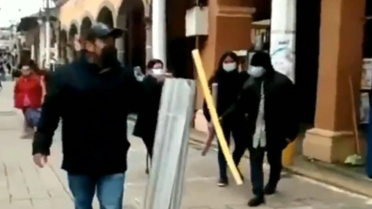 A laminazos quieren concientizar a la gente sobre el uso del cubrebocas.