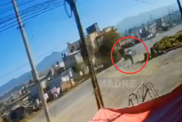 VIDEO ¡IMÁGENES FUERTES! Momento en el que adulto mayor es atropellado brutalmente por un auto