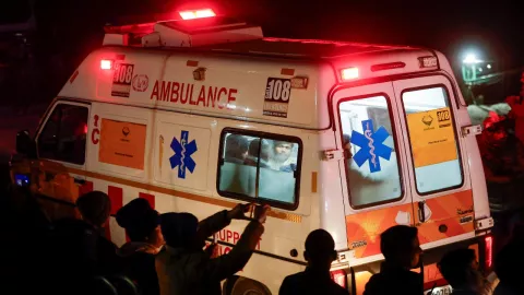 india-ambulancia-tunel-trabajadores