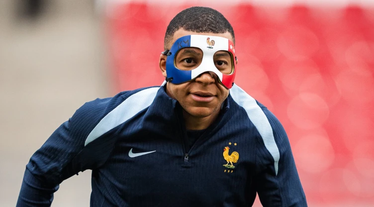Máscara de Mbappé en la euro 2024
