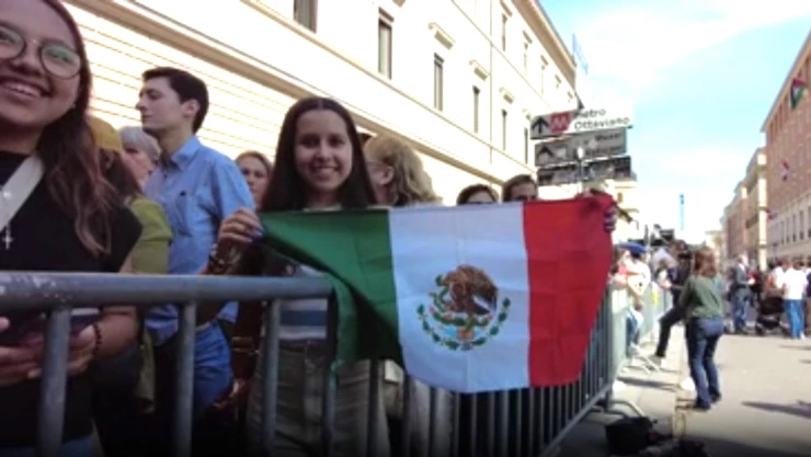 mexicanos-despiden-papa-francisco-basilica-san-pedro-video