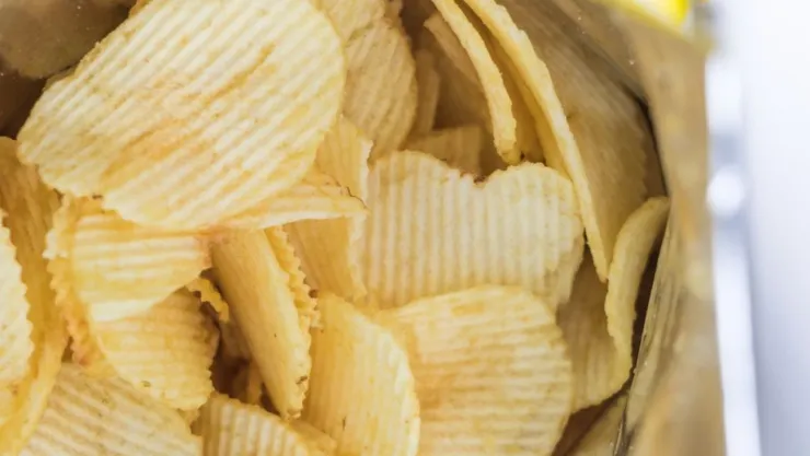 Filtran como murió menor tras comer una bolsa de papas fritas en India