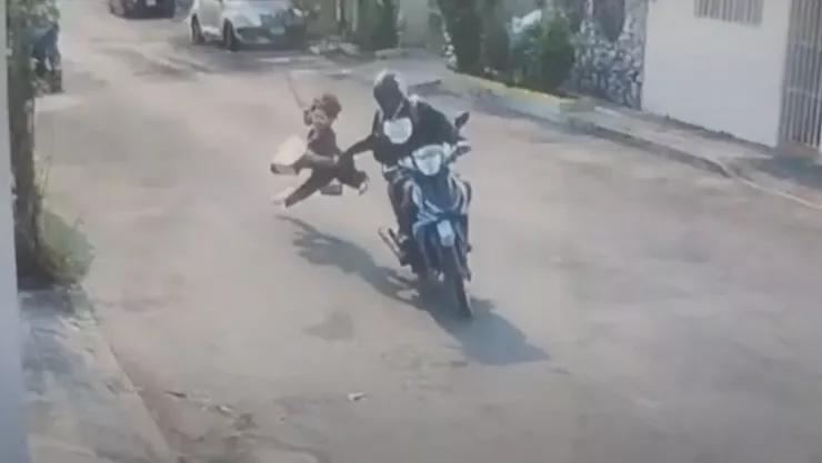 Asaltan a mujer arrastran al robarle bolso Veracruz