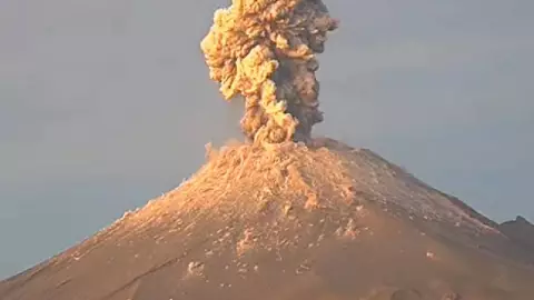 VIDEO_ Captan erupción del volcán Popocatépetl este lunes