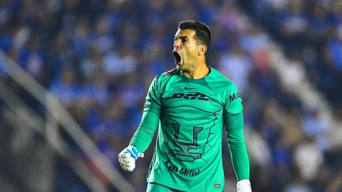 Julio González, portero de los Pumas, durante el partido Cruz Azul vs Pumas.