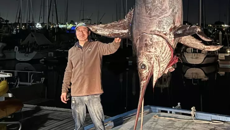 el se&ntilde;or posa orgullosamente para la fotograf&iacute;a