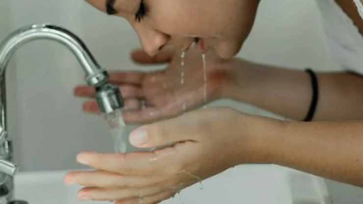 VIDEO - Influencer muere tras tomar agua de la llave