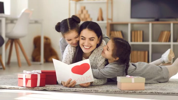 Millones de niños y niñas estadounidenses envían cartas en el Día de las Madres.