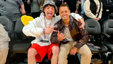 Chicharito no reconoció a Peso Pluma