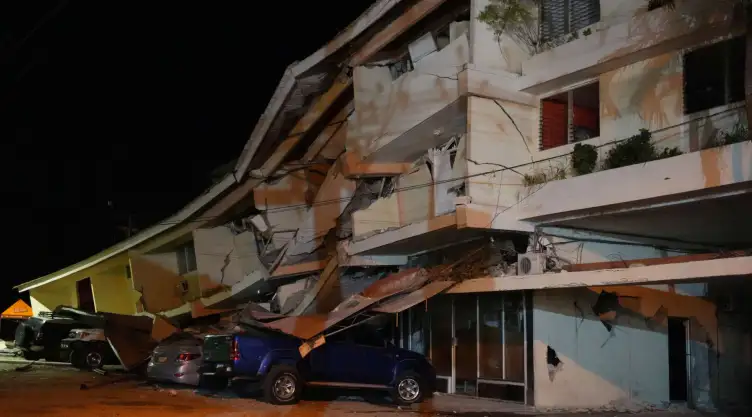 Un hotel derrumbado tras un terremoto que sacudió Penonomé, Panamá.