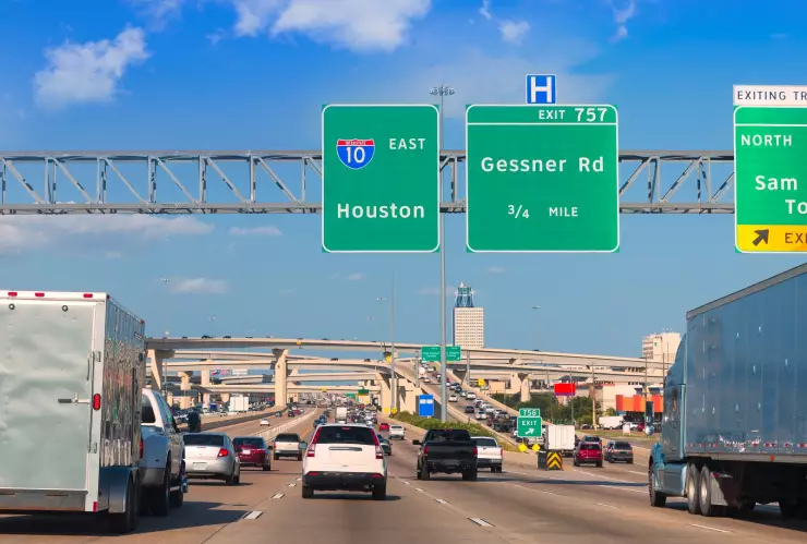 Vehículos avanzan por la Interestatal 10 Katy Freeway de Texas