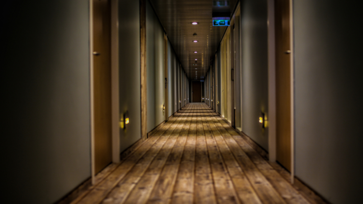 Mujer golpea a su exnovio en hotel