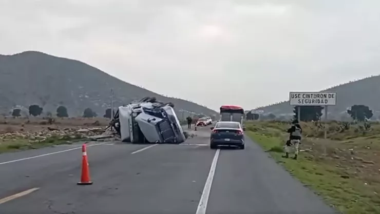 VIDEO:: Tráiler volcó en accidente sobre la carretera Perote-Alchichica hoy; tráfico intermitente