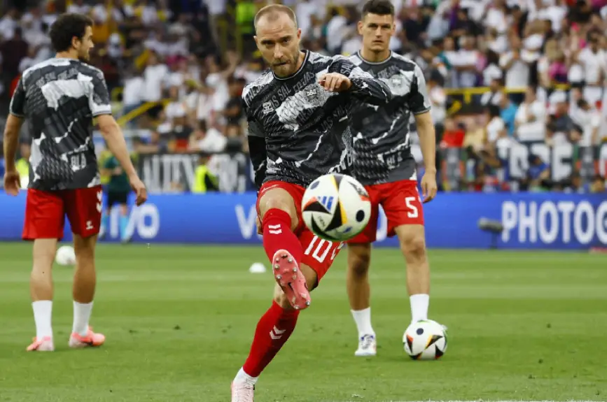 Christian Eriksen calentando previo a su partido en contra de Alemania.jpg