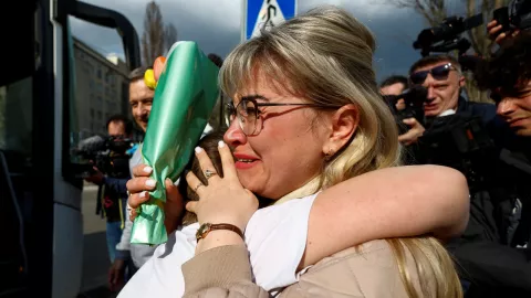 Familias ucranianos se reúnen con sus hijos