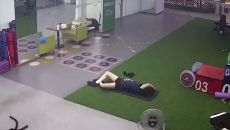 Sueño al fallo joven se queda dormida en pleno gimnasio VIDEO.jpg