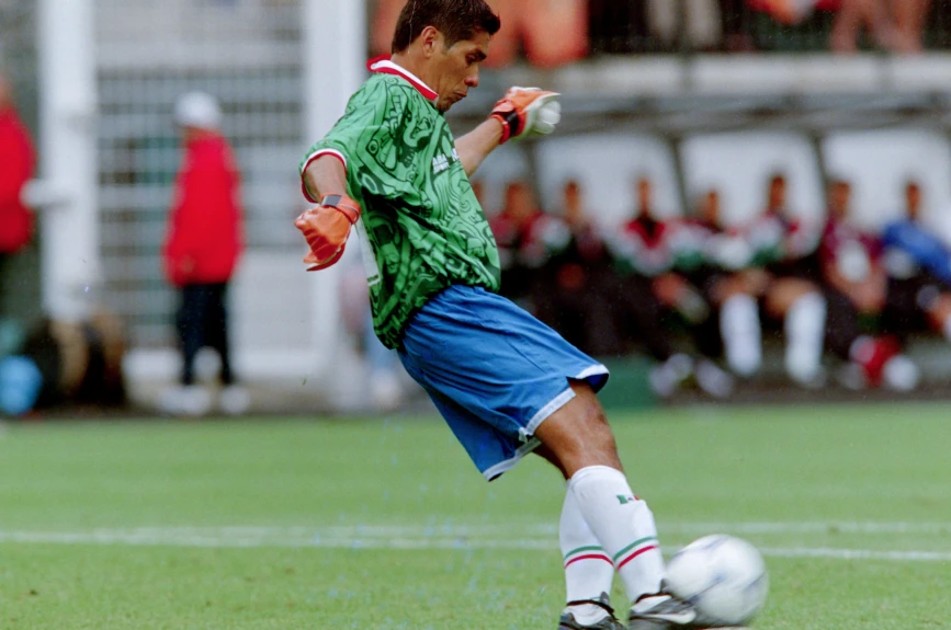 El ‘Inmortal’ Jorge Campos era el amo de la portería Azteca.