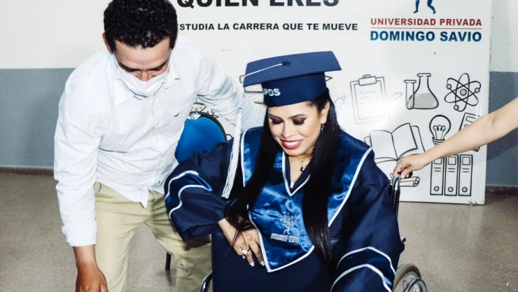 mujer embarazada titulo universitario