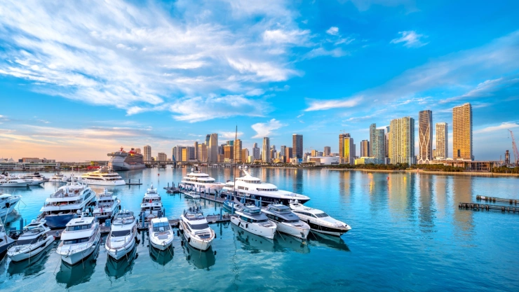 El horizonte de Miami, Florida, durante el amanecer
