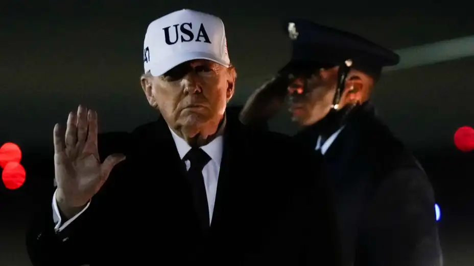 Donald Trump saluda tras llegar en el Air Force One a Washington.