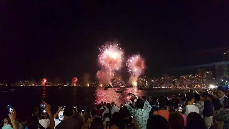 El gobierno de Guerrero anunció que cerrará por las noches las playas de Acapulco a partir de este miércoles hasta el próximo 31 de diciembre (Año Nuevo) para evitar más contagios de COVID-19