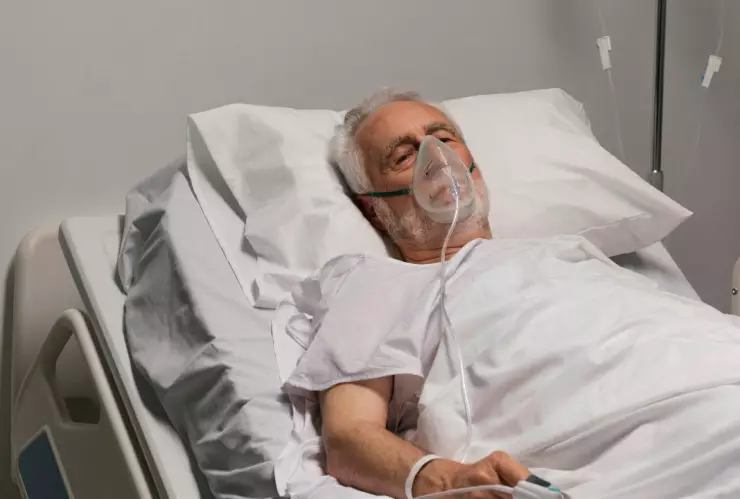 Hombre en el hospital/ muertes más comunes en México y el mundo