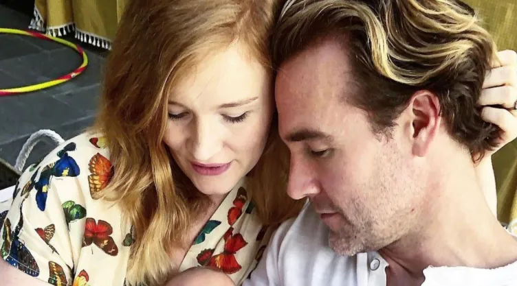 _James Van Der Beek renovó votos matrimoniales postrado desde su cama con su esposa antes de morir de cáncer