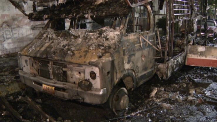 Camioneta incendiada en la GAM 1