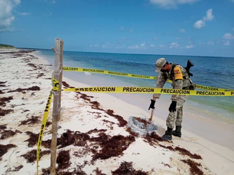 Aseguran droga que recaló en playas de Cozumel.jpeg
