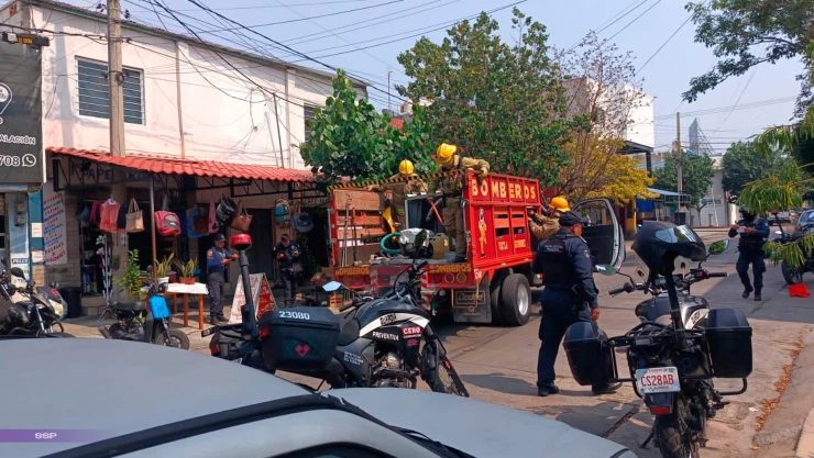 Cuerpos de emergencia en Tuxtla: Bomberos atienden incendio en el sector Oriente.