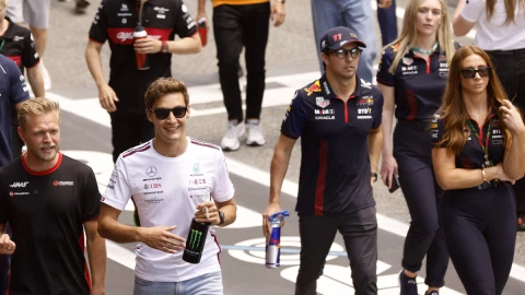 Checo Pérez y George Russell