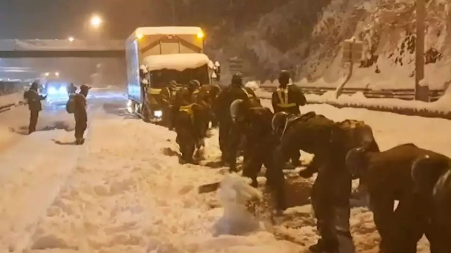 Soldados despejan nieve en una autopista de Japón