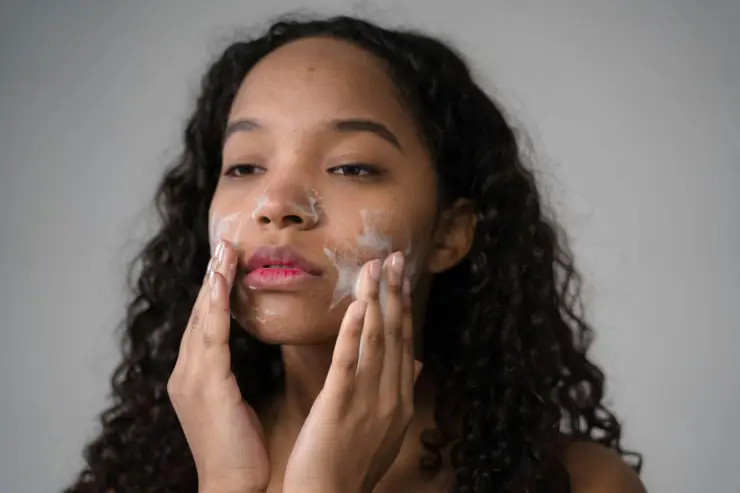 Los mejores usos del tónico de agua de rosas en tu rutina de belleza