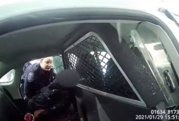 El Departamento de Policía de Rochester, Nueva York, publicó dos videos de cámaras corporales de sus elementos que rociaron gas pimienta a una niña de 9 años al responder a una llamada de urgencia.