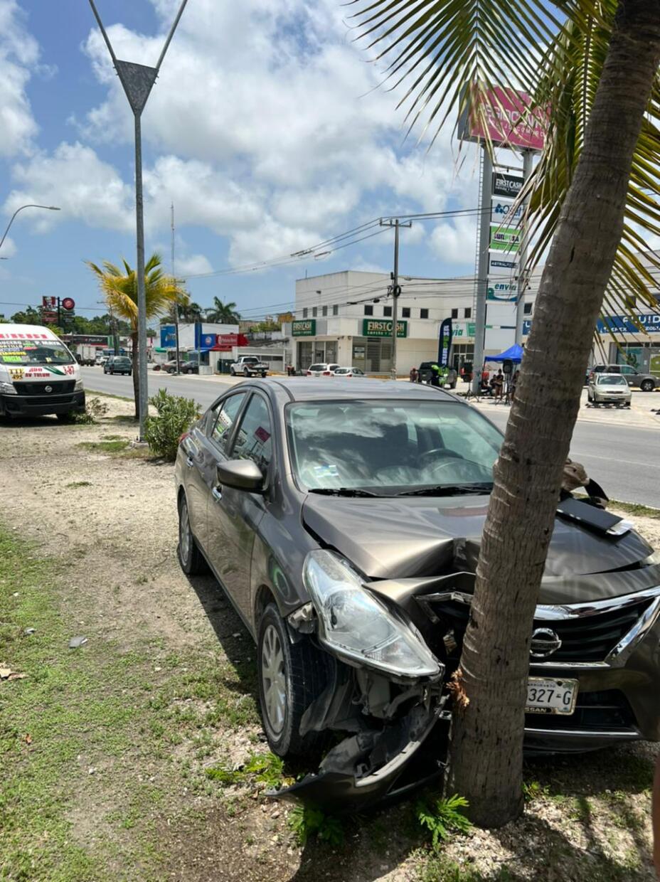 Accidente vehicular en la Avenida José López Portillo de Cancún