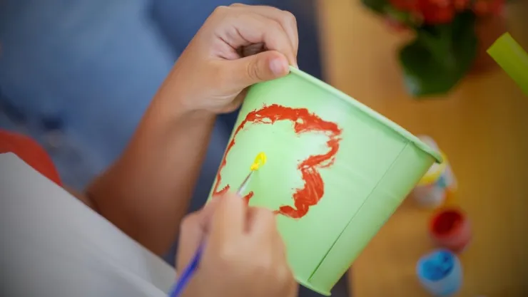 Manualidades de Plantas 3 ideas creativas para pintar macetas de terracota con diseños abstractos para regalar.jpg
