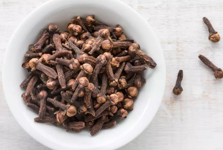 La razón por la que debes poner clavo de olor en tu cartera