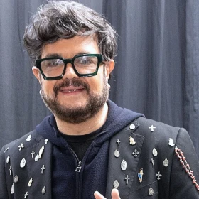 Aleks Syntek subasta su peluquín en redes y revela para qué usará el dinero
