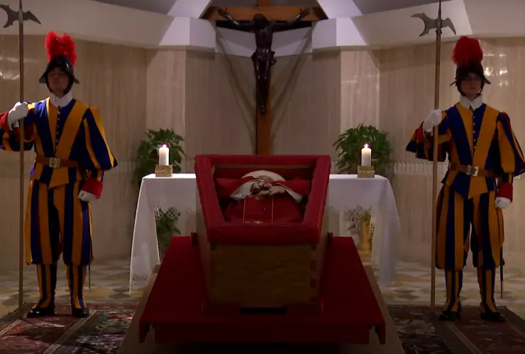 Papa Francisco en su féretro