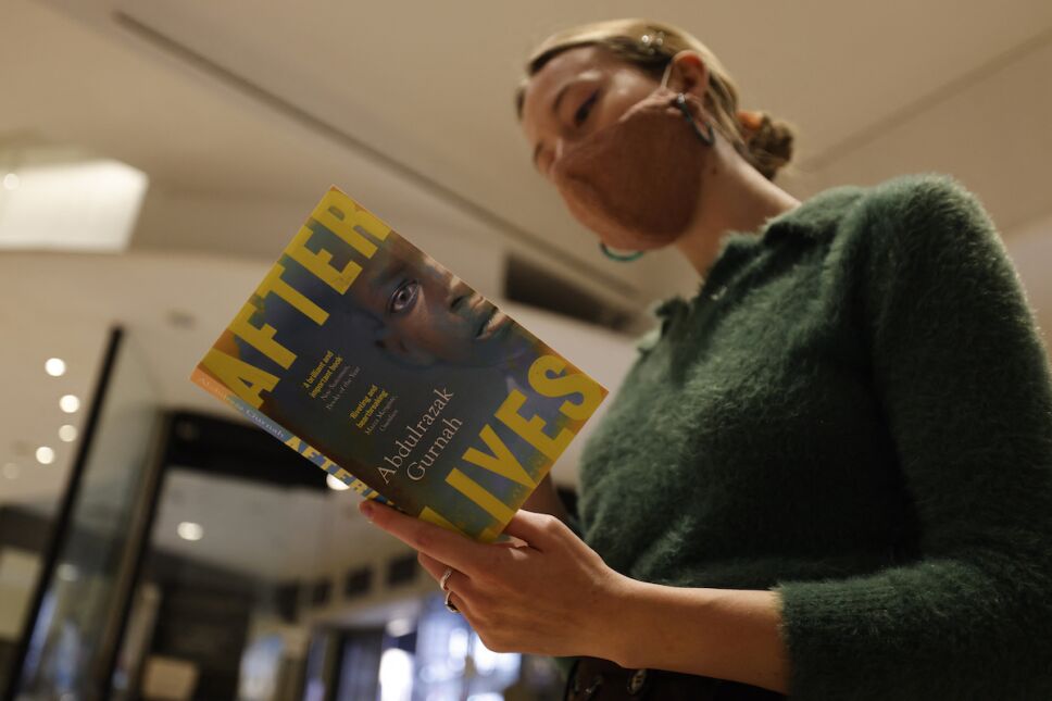 mujer leyendo after lives de abdularazak gurnah nobel