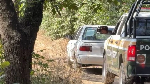 Hallan a dos hombres sin vida dentro de un taxi en Santa María Ahuacatitlán.