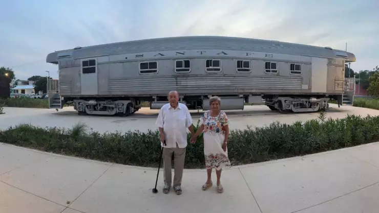 VIRAL_ Abuelitos yucatecos encuentran en La Plancha el vagón donde viajaron a su luna de miel en los 50s