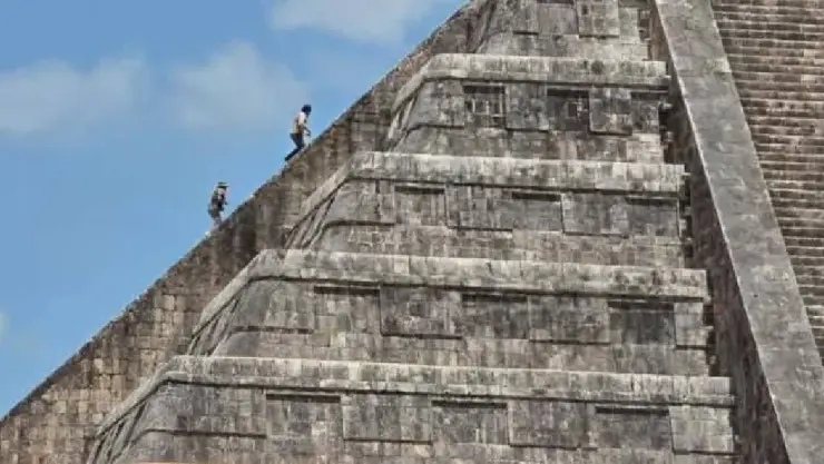 ¡Indignante! TURISTAS escalan pirámide de Chichén Itzá pese a restricciones; así fueron bajados