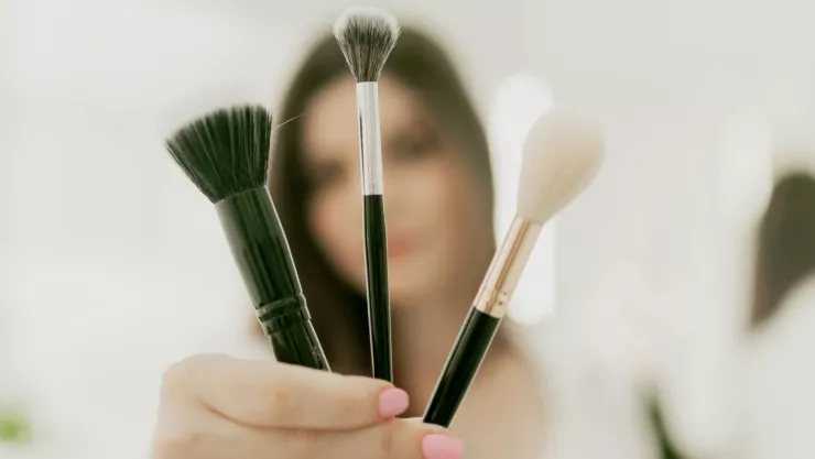 Durante la primavera, la piel morena debe utilizar el maquillaje correcto para no verse opaca