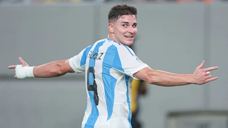 Julián Álvarez con la selecci&oacute;n de Argentina