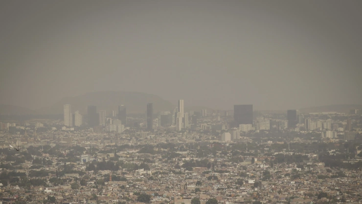 Panorámica de la ciudad de Guadalajara (México) en un día de mala calidad del aire